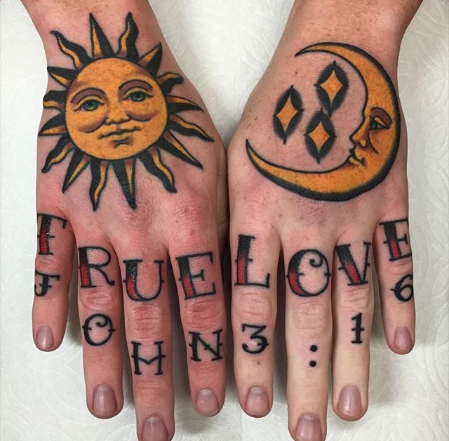 手背黄色的太阳和月亮字母纹身图案