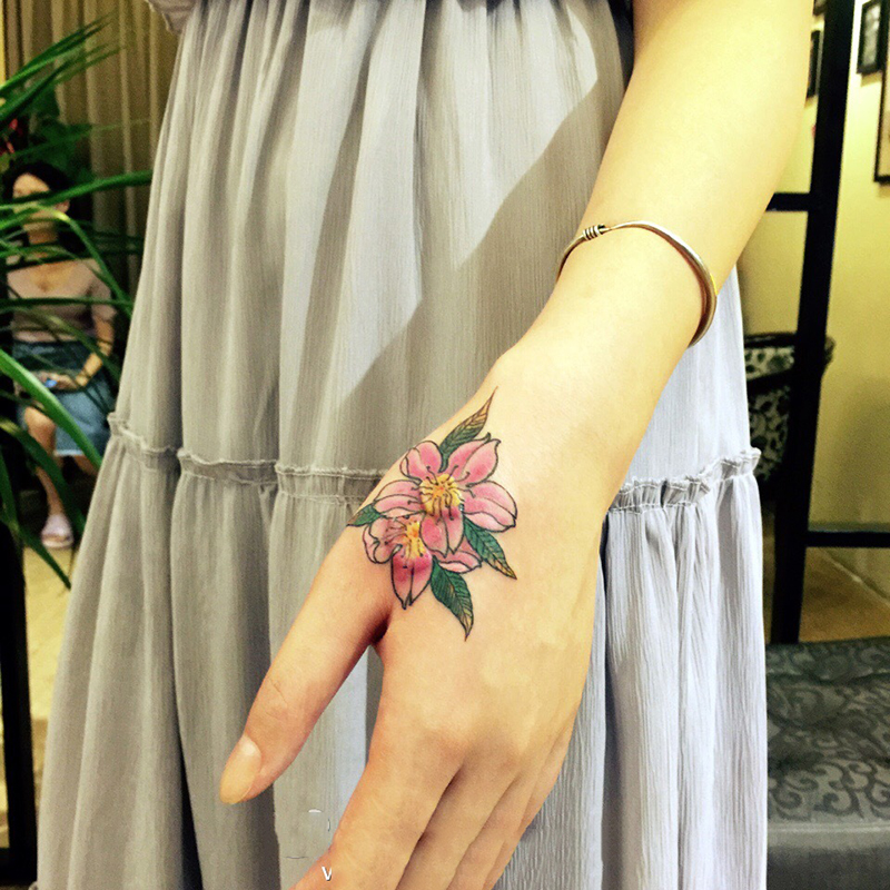 女生手背美丽优雅的花朵纹身图案