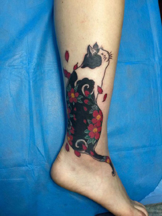 腿部彩绘花卉猫纹身图案