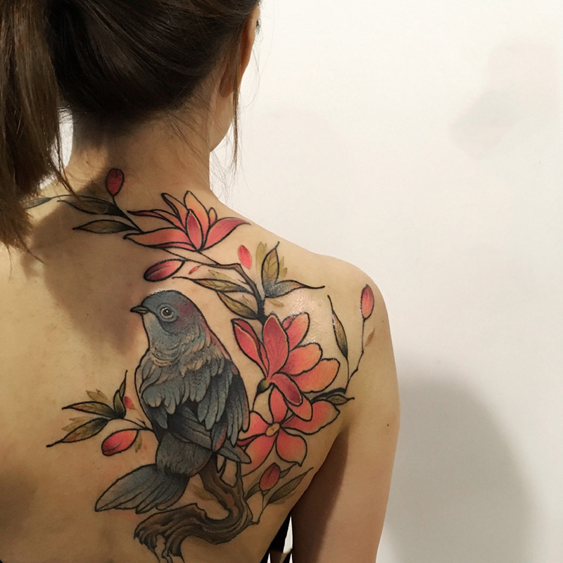 女生后背小鸟和花蕊纹身图案