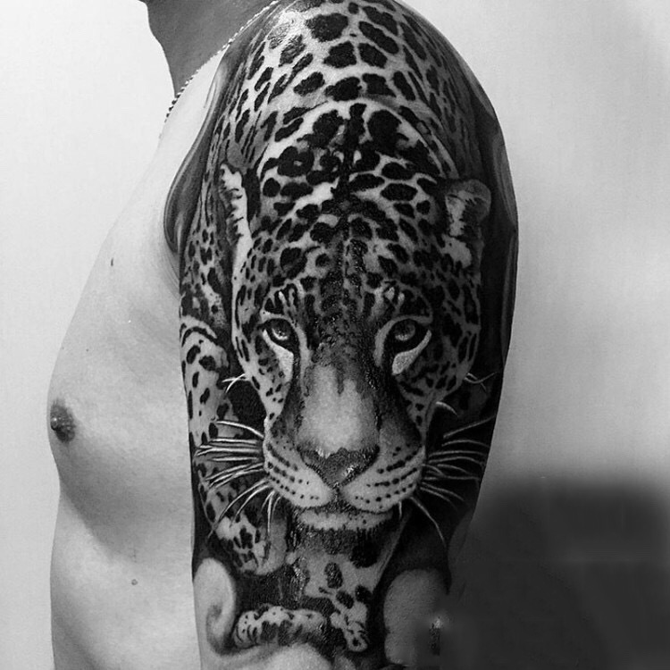 大臂写实风格豹子纹身图案