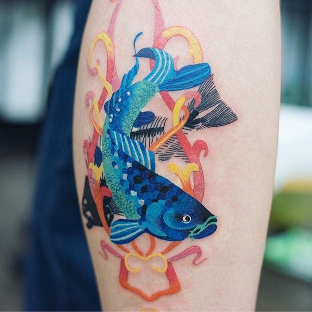小腿彩色的鲤鱼纹身图案