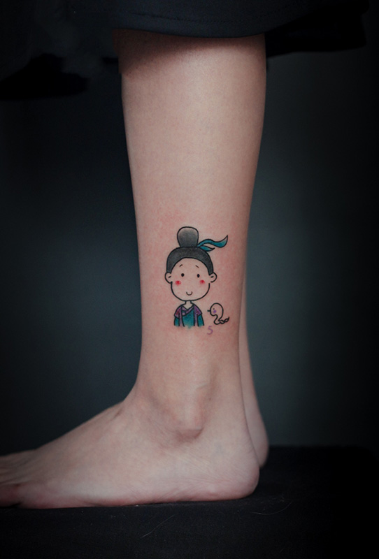 小腿可爱无极限的卡通小人纹身图案