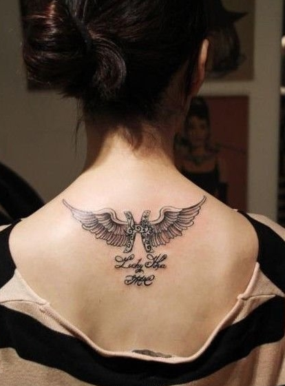 双鱼座符号和翅膀背部时尚纹身图案