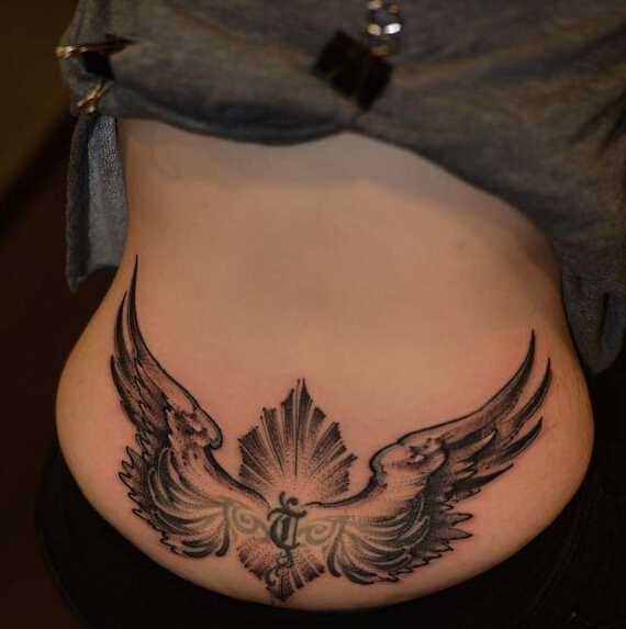 女性臀部翅膀梵文图腾纹身图案