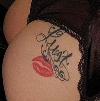 女性臀部性感的唇印英文字母纹身图案