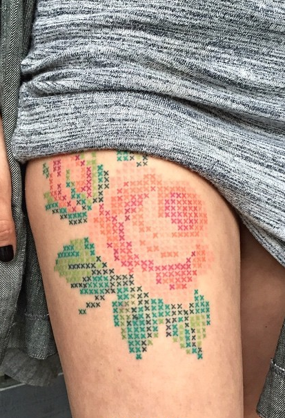 女性腿部十字绣风格玫瑰纹身图案