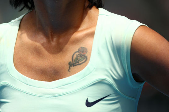 李娜胸部心形玫瑰纹身图案