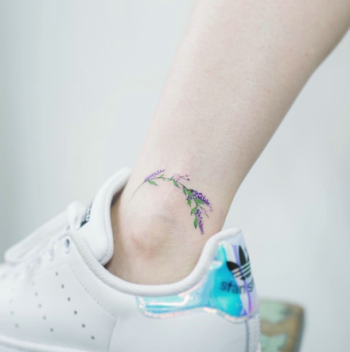 运动女孩脚踝上的唯美花朵纹身图案