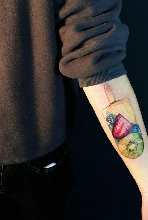 时尚男孩手臂彩色水果冰棍纹身图案