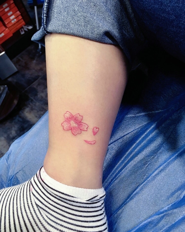 小腿处彩色小清新花瓣纹身图案