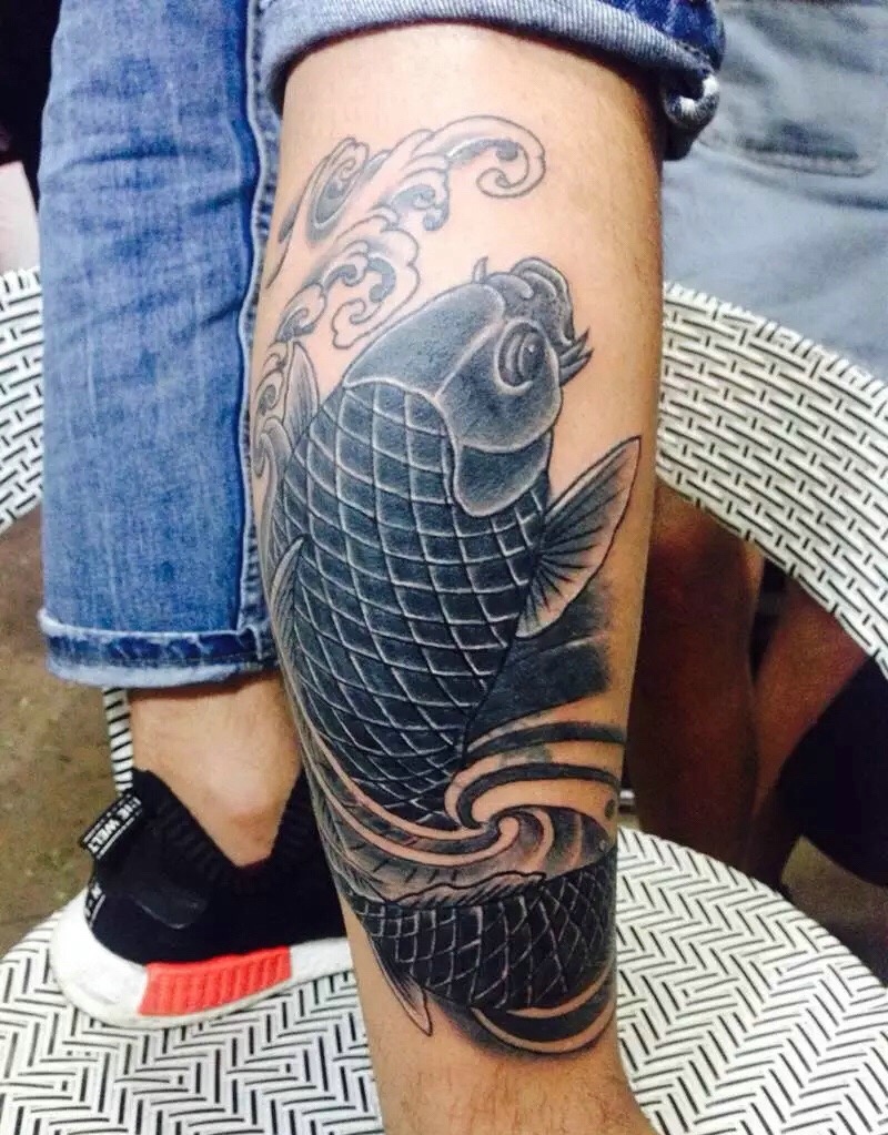 小腿传统黑鲤鱼纹身图案