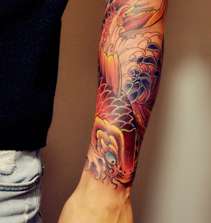 男士手臂传统彩色鲤鱼纹身图片
