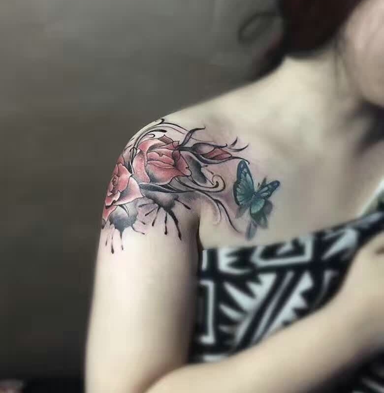 女生肩部彩色花朵与蝴蝶纹身图案