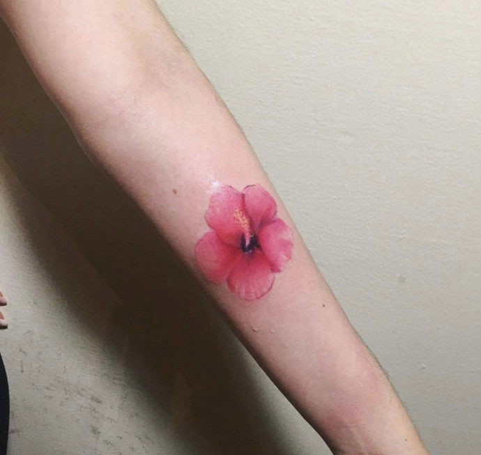 一朵鲜艳的花朵手臂纹身图案