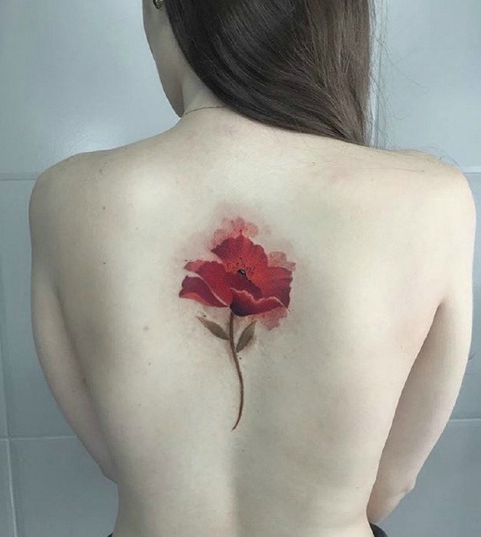 女生性感迷人的花蕊背部纹身图案