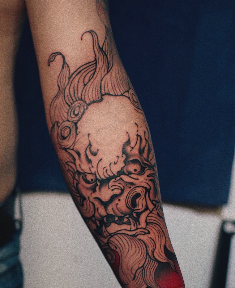 老传统手臂黑白唐狮纹身图案