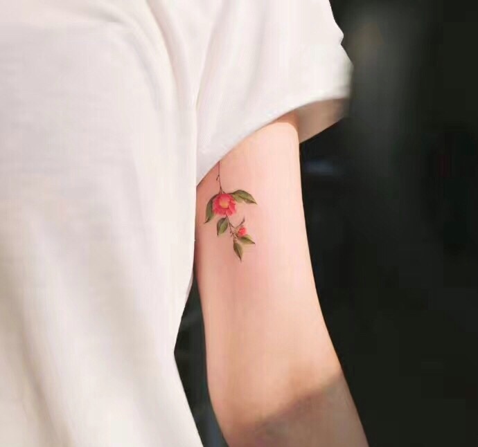 隐藏在手臂内侧的小花朵纹身图案