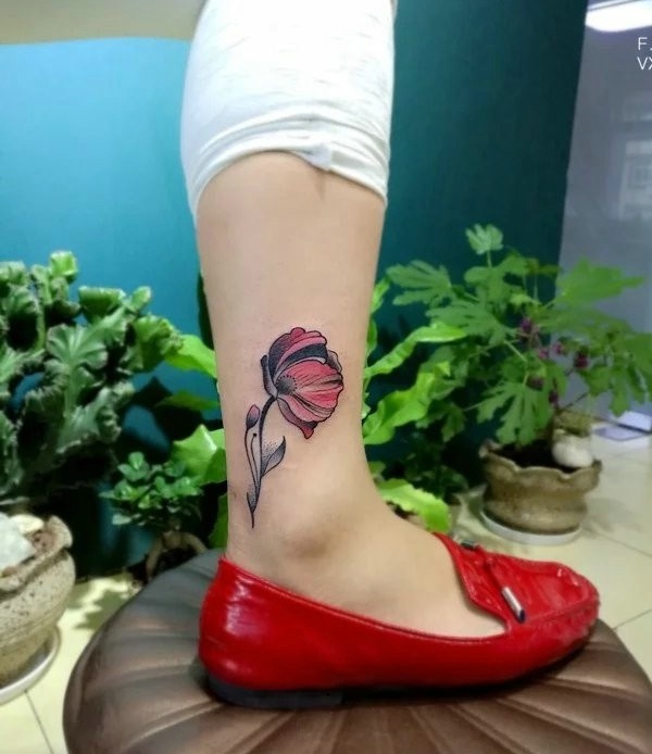 95后女孩腿部鲜艳的花朵纹身图案