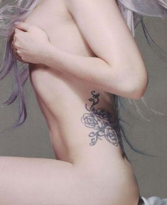 Lady GaGa腰部玫瑰纹身图案