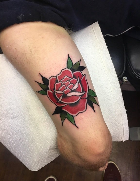 大腿部漂亮的传统风格玫瑰花纹身图片