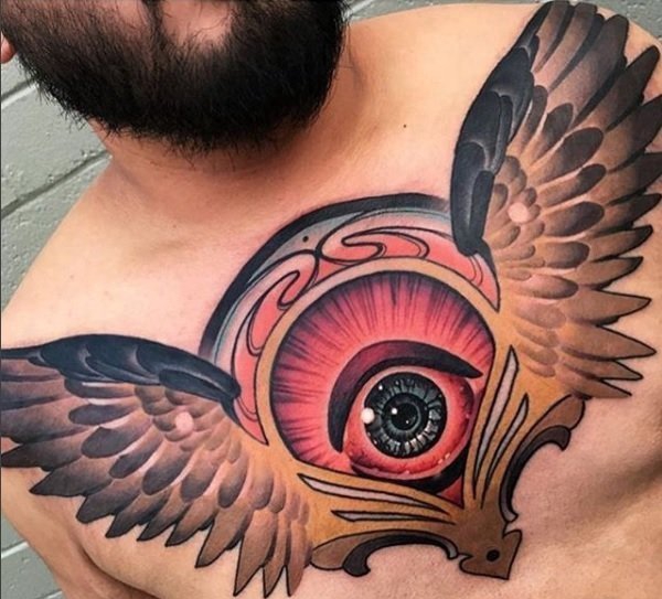 男性满胸霸气的鹰和大眼睛纹身图片