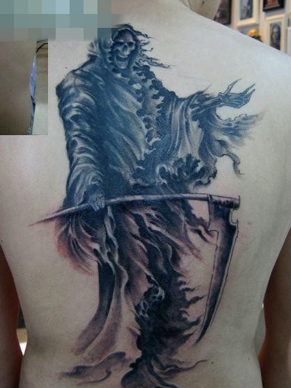 背部酷气的死神镰刀纹身图案