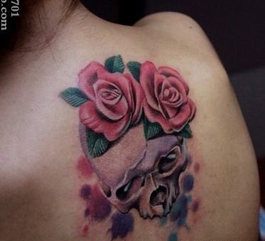 女孩子背部精美的一张骷髅玫瑰花纹身图案