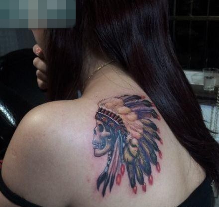 女孩子肩背印第安骷髅纹身图案