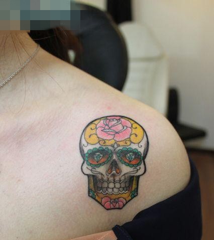 女孩子肩部流行时尚的骷髅纹身图案