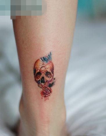 女孩子腿部小巧精美的骷髅纹身图案