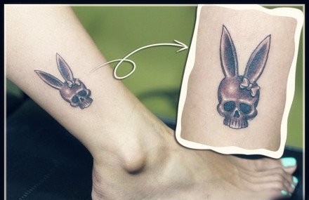 女孩子腿部一张兔耳朵的骷髅纹身图案