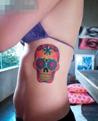 女生侧腰一张彩色骷髅纹身图案