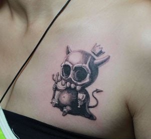 女生胸部一张骷髅恶魔纹身图案