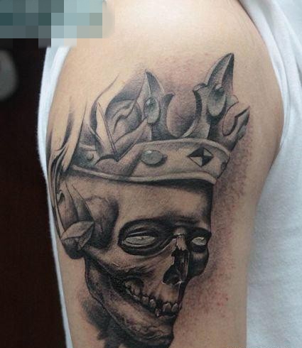 手臂一张带皇冠的骷髅纹身图案