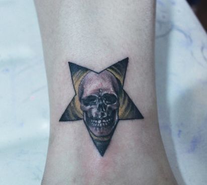 腿部流行经典的五角星骷髅纹身图案