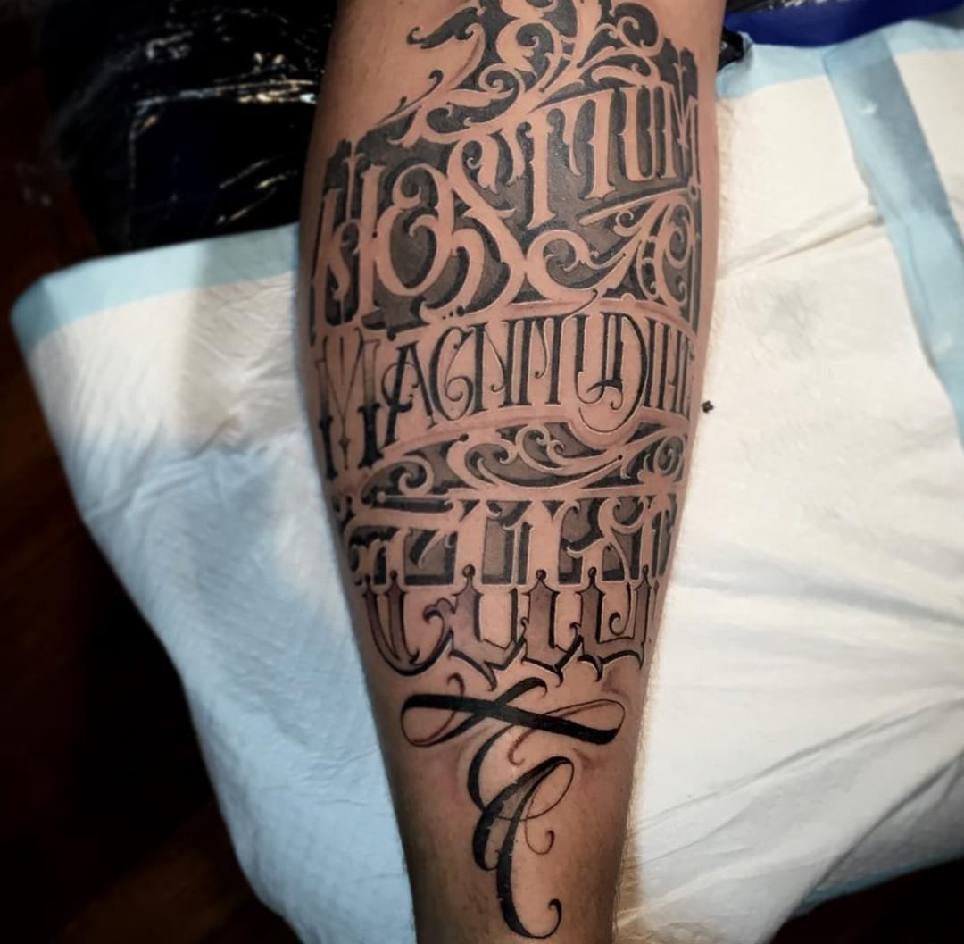 男性花腿纹身黑色几何点刺纹身花体英文字纹身图案