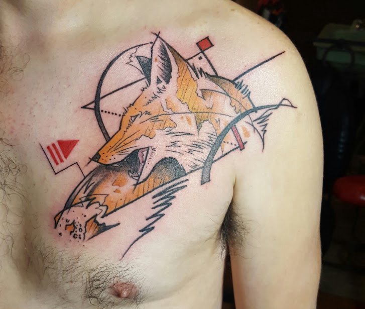 男子左胸部上的几何图形和狐狸纹身图片