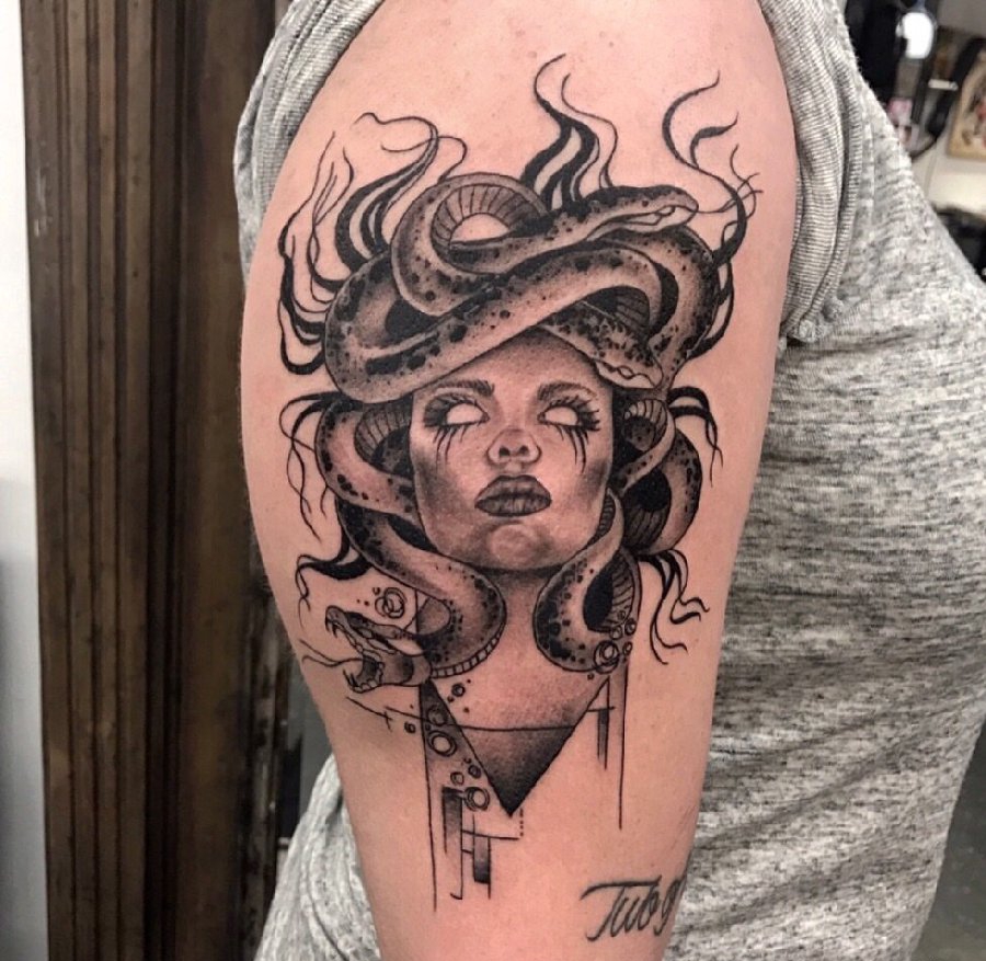 女性手臂黑灰色点刺纹身神话人物美杜莎纹身图片
