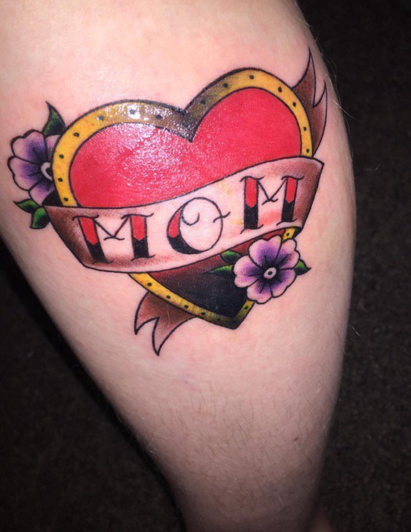 小腿上彩色传统风格英文纹身单词和爱心纹身图片