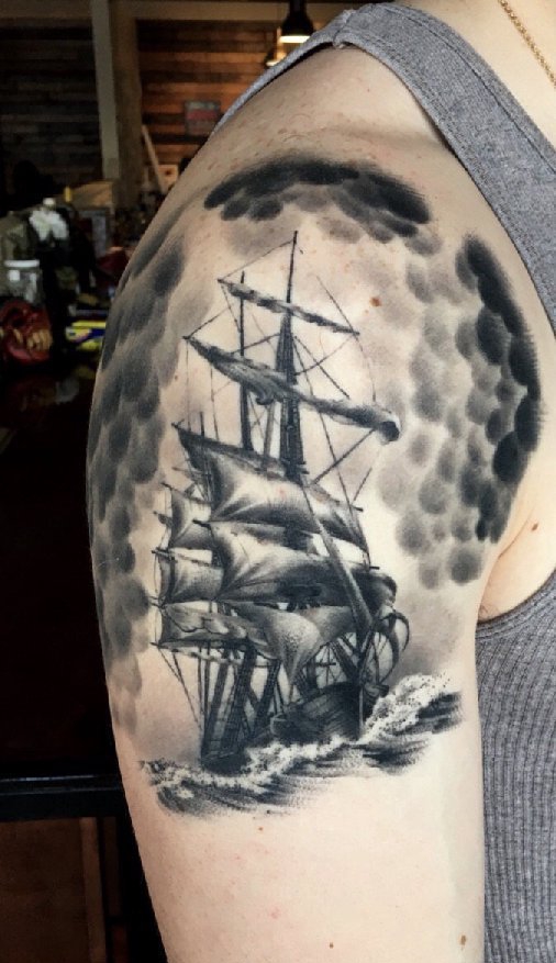 男性右手臂黑色水墨风格纹身小帆船纹身图片