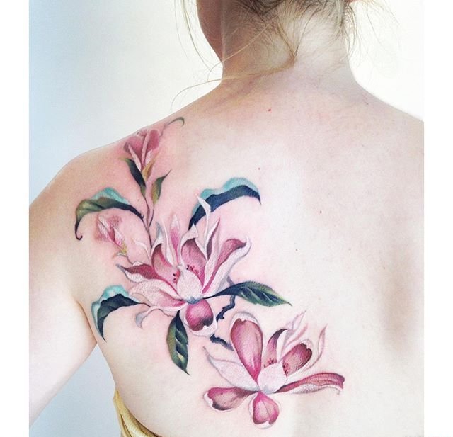 美丽女孩背上漂亮的水彩纹身图案