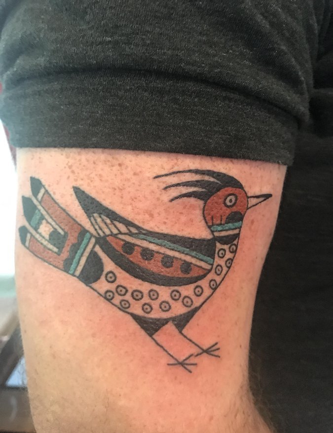 手大臂膀上一只漂亮的鸟图案纹身