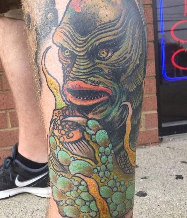 男性小腿上彩色的魔鬼纹身图片
