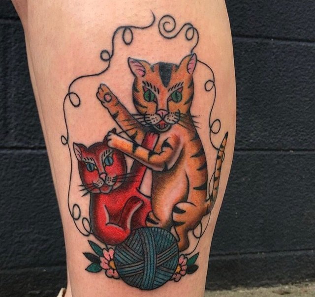 小腿上的红黄色两只可爱的猫纹身