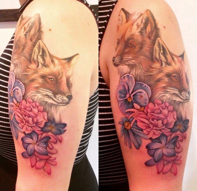 美女手臂上彩色狐狸纹身小花朵纹身图片