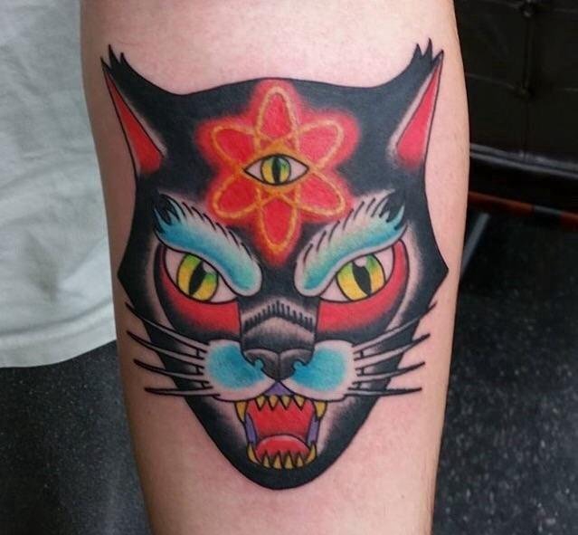 手臂上传统彩色纹身动物三眼纹身猫脸纹身图片