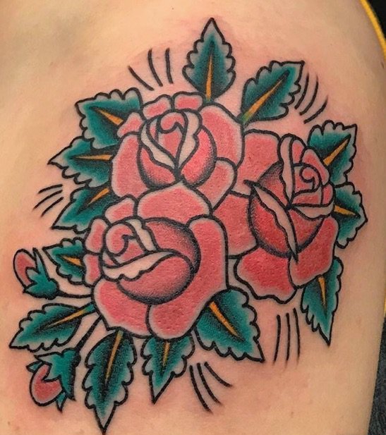 手臂上粗线条纹身传统彩色纹身玫瑰花图片