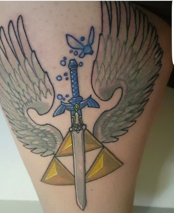大腿上彩色的黑曜石和剑和天使翅膀纹身图片