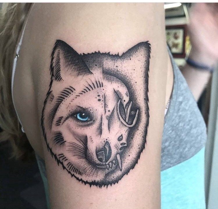 美女右手臂上黑色点刺纹身动物狐狸纹身图片